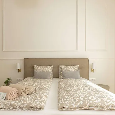 Cozy Bajcsy 31 *